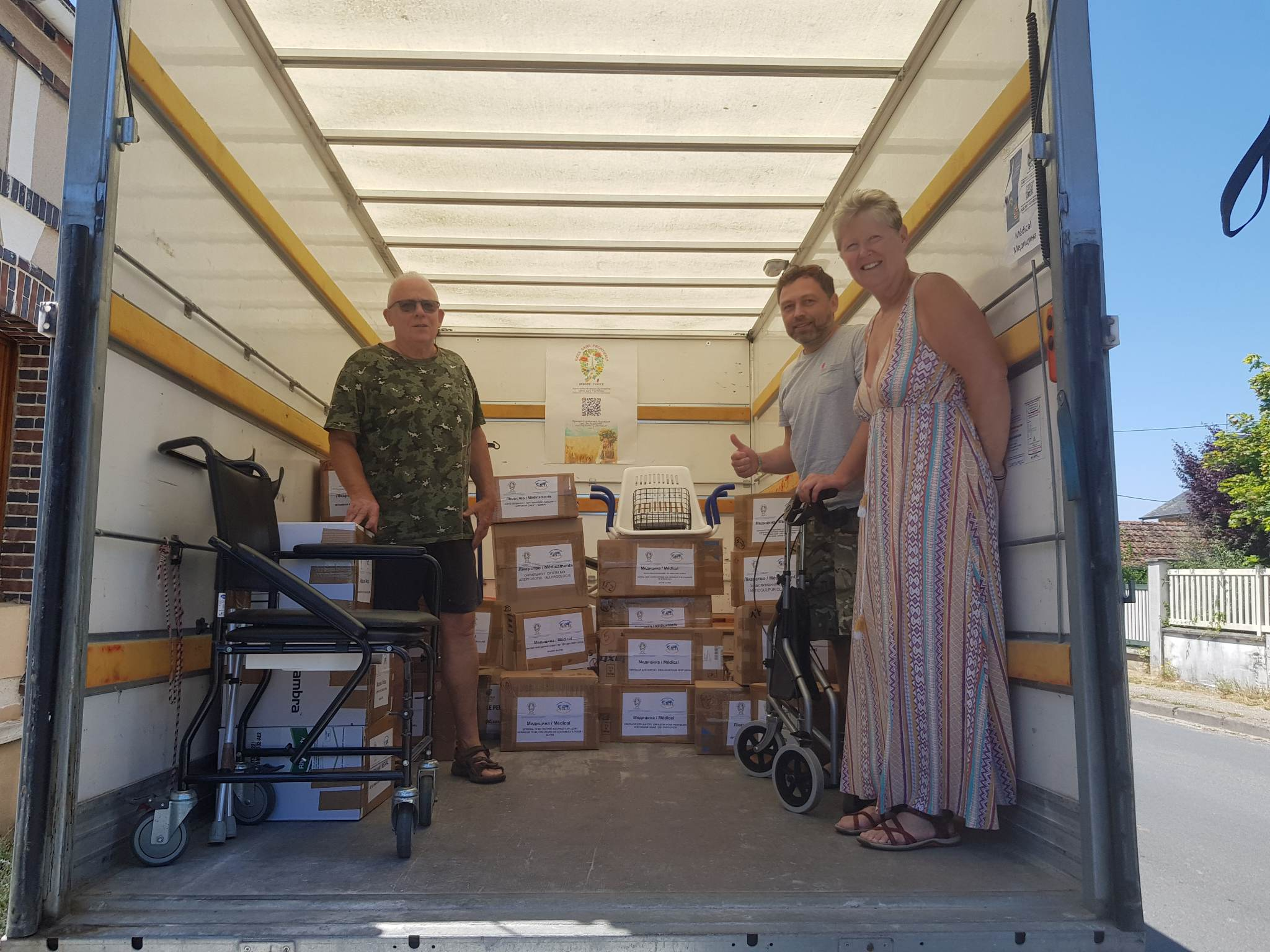 Photo des dons collectés (cartons, fauteuils) dans le camion au départ pour l'Ukraine